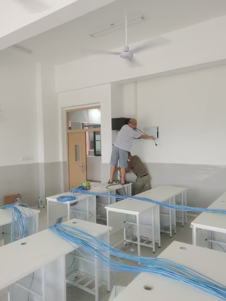 教室卡位布线安装图片